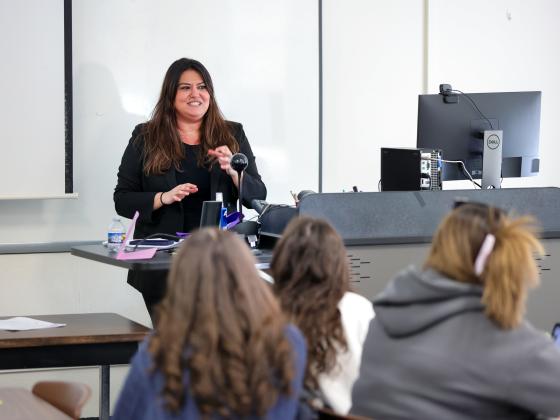Sahar Alameh, Great Teacher of the Year 2025, at the front of a classroom.